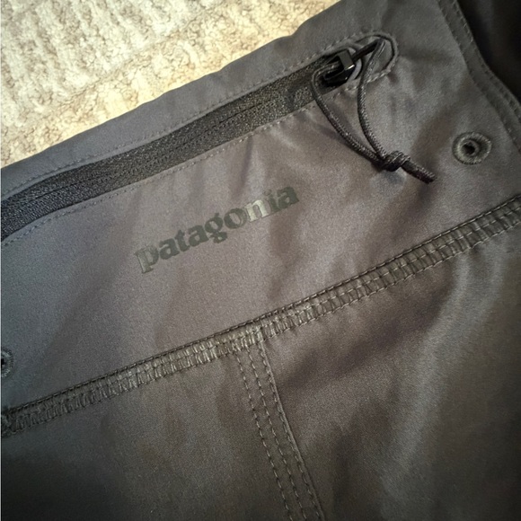 Patagonia Women’s Grey/Black hydropeak Active Shorts, size XL - Picture 3 of 10